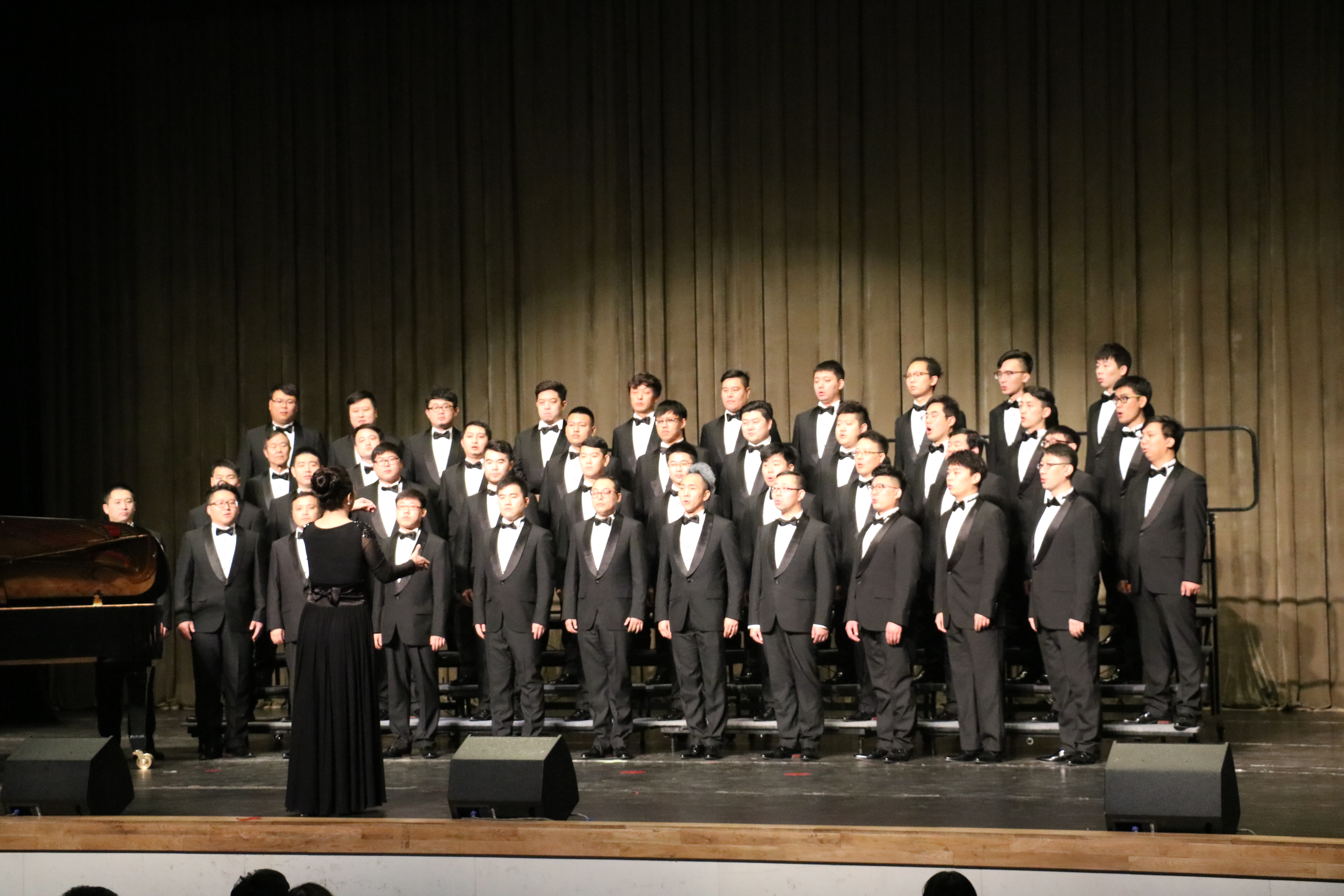 中国音协爱乐男生合唱团第15次高雅艺术进校园音乐会在我校演出